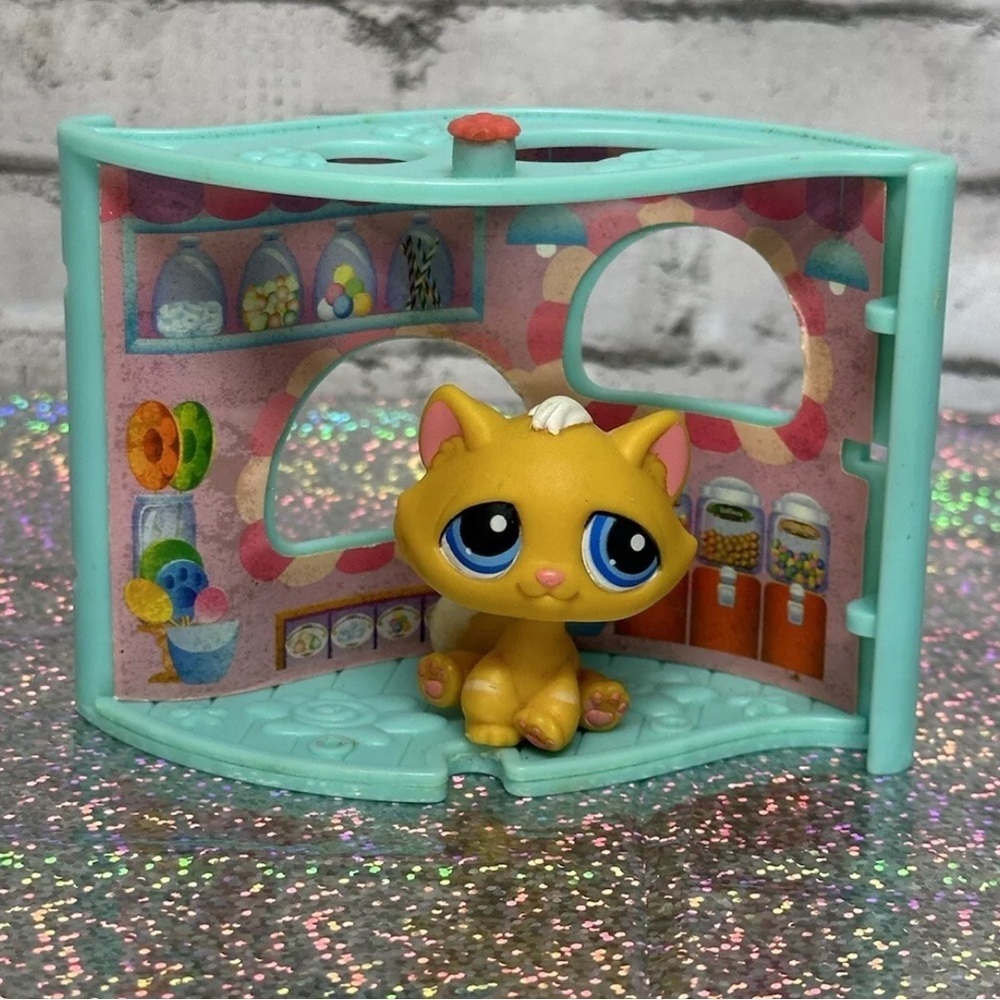 Littlest Pet Shop LPS Cat #349 in Stackable Candy Shop Nook